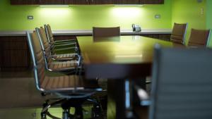 PenuelasRoyal Delonix的一间空的会议室,配有桌椅