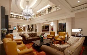 台北台北大仓久和大饭店的大堂配有沙发、椅子和吊灯