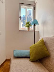 卡索拉CASA CRIS OLDTOWN Cazorla的客房设有带枕头的沙发和窗户。