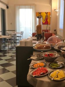 维亚雷焦蒂雷尼亚酒店的自助餐,餐桌上摆满了食物