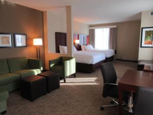 萨默维尔Comfort Suites的酒店客房带一张床、一张桌子和椅子