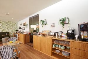 辛特拉Sintra Green Chalet Bed & Breakfast的一间带咖啡壶的咖啡店