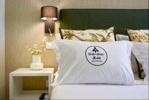 辛特拉Sintra Green Chalet Bed & Breakfast的一张带白色枕头和边桌的床