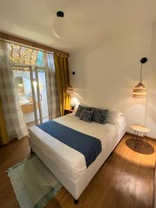 圣菲德安蒂奥基亚Hotel Casa de Verano - Solo adultos -的一间卧室设有一张大床和一个窗户。
