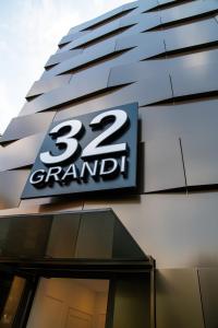 塞格拉泰Grandi 32的建筑物一侧的标志