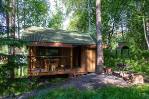 LumivaaraБаза отдыха Берлога的森林中间的小木屋