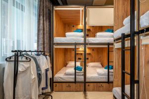 索契HiLoft Hostel的宿舍配有双层床和窗户。