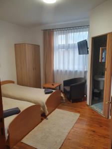 阿利图斯Sveciu Namai Giles的酒店客房带两张床、椅子和窗户