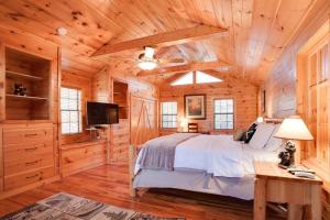 赛维尔维尔Lucky Cub Cabin的小木屋内一间卧室,配有一张床