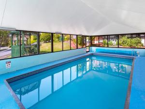 朗塞斯顿农村家庭汽车旅馆的大楼内的一个蓝色海水游泳池