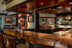 IvorytonCopper Beech Inn的餐厅内带大型木台面的酒吧