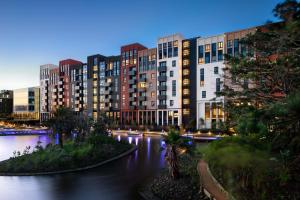 开普敦Bridgewater Apartments by Century City Hotels的享有夜间城市景观和建筑