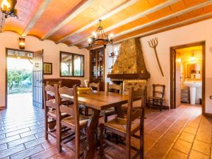CóncharCortijo Fuente del Lino的厨房以及带木桌和椅子的用餐室。