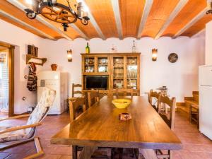 CóncharCortijo Fuente del Lino的一间带木桌和椅子的用餐室
