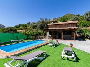 CóncharCortijo Fuente del Lino的一座带游泳池和房子的别墅
