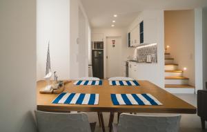 MaiaVilla Mar - Maia的厨房以及带木桌和椅子的用餐室。
