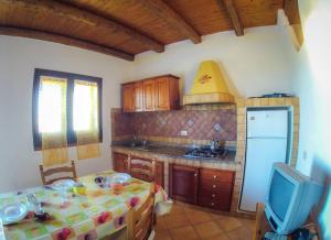 兰佩杜萨Borgo Il Faro的一间带桌子的厨房和一间带厨房的厨房