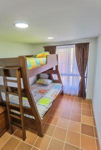 Hermosa casa de campo en GUATAPÉ客房内的一张或多张双层床