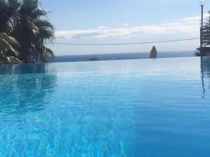 阿尔比索拉马里纳Casa Milena elegante dimora con piscina privata的大型蓝色游泳池,享有海景