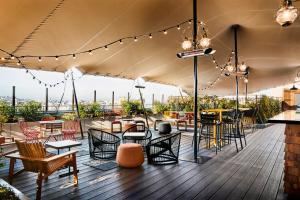 巴黎巴黎Generator旅舍的屋顶露台配有桌椅和灯光