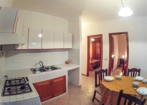 兰佩杜萨Borgo Il Faro的厨房配有桌子、水槽和台面