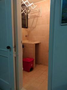 圣玛尔塔Acogedor apartamento a 15 metros del mar的一间带红色卫生间和水槽的浴室