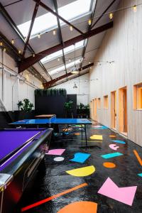 布里斯托CoalShed的乒乓球室,配有乒乓球桌