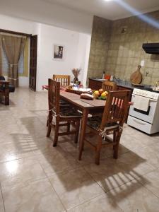 洛博斯El Descanso的一间厨房,内设一张木桌和椅子