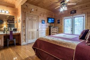 赛维尔维尔Kozy Bear Kabin的小屋内一间卧室配有床和水槽