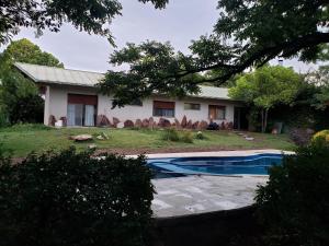 圣拉斐尔La MARGARITA的一座房子前面设有游泳池