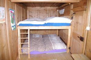 Valendas布伦度假屋的小木屋内的双层床,配有床垫