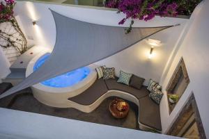 梅加洛克里Angels Villa Santorini的享有带浴缸的浴室的顶部景致