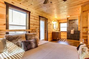 StarkeytownHidden Bear Cabin的一间卧室设有一张大床和淋浴