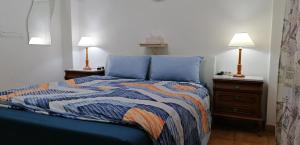 伊科德洛斯维诺斯Los Geranios n.25的一间卧室配有一张带两盏灯的蓝色床。