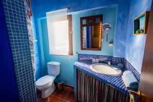 阿格特卡萨露娜住宿加早餐旅馆的蓝色的浴室设有卫生间和水槽