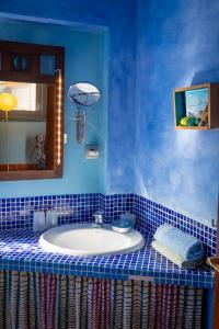 阿格特卡萨露娜住宿加早餐旅馆的蓝色的浴室设有水槽和镜子