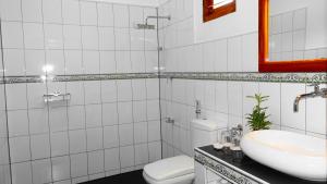 亭可马里Regina Beach Bungalow的白色的浴室设有卫生间和水槽。
