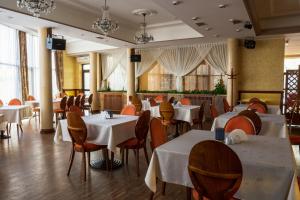 索库乌卡Restauracja i Pokoje Gościnne Verde的一间设有白色桌椅的用餐室
