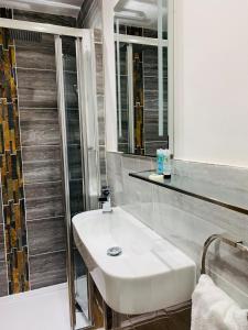 福丁布里奇罗盘宾馆的浴室配有白色水槽和淋浴。