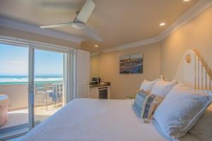 皮斯莫比奇海上冒险海滩酒店的一间卧室配有一张床,享有海景