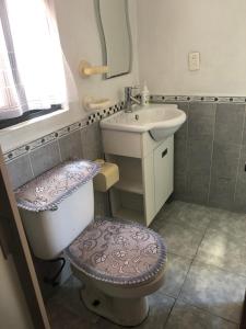 托卢卡Amplia Habitación tipo Ejecutiva con baño y acceso privados的一间带卫生间和水槽的浴室