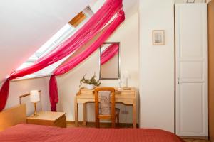 基尔吉斯私人出租酒店的一间卧室配有一张床、一张书桌和一个窗户。