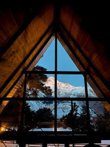卡兹贝吉Elia Loft的屋顶上的窗户,享有山景