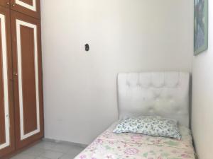 阿拉卡茹Mar Azul Condomínio的一间卧室配有一张带枕头的床
