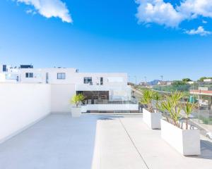 BenijófarLily's Villa in Costa Blanca, Spain的从植物屋的阳台可以欣赏到风景