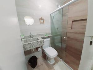 普拉亚弗朗西丝Apartamento à beira mar da praia do francês的一间带卫生间和玻璃淋浴间的浴室