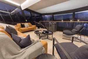 米尔迪拉All Seasons Houseboats的游艇上的客厅配有沙发和椅子