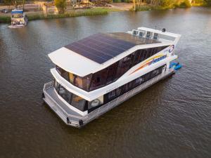 米尔迪拉All Seasons Houseboats的船上装有太阳能电池板