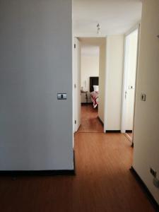 科金博Departamento Sector Central Coquimbo, Vista al Puerto的一间空房间,走廊上设有一间卧室