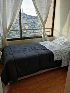 科金博Departamento Sector Central Coquimbo, Vista al Puerto的一张位于带大窗户的房间内的床铺